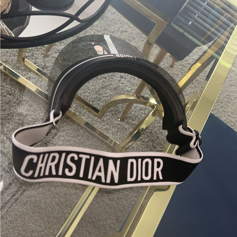 Use Christian Dior visor - Picture 2 of 8